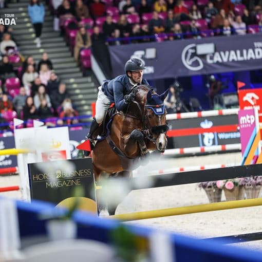 Dżokej skacze na koniu przez przeszkodę, Cavaliada