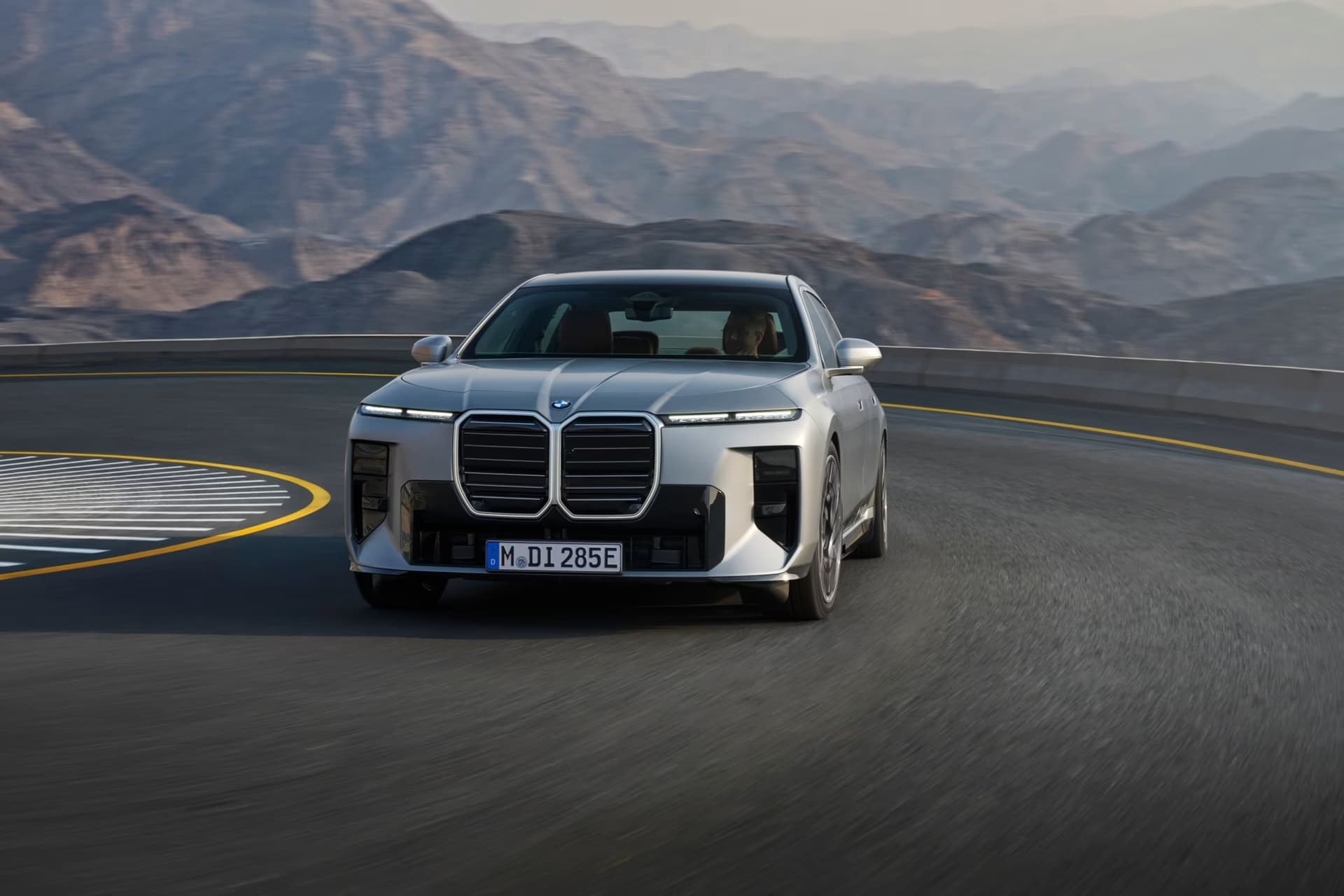 reflektory_bmw_7_g70_po_modernizacji