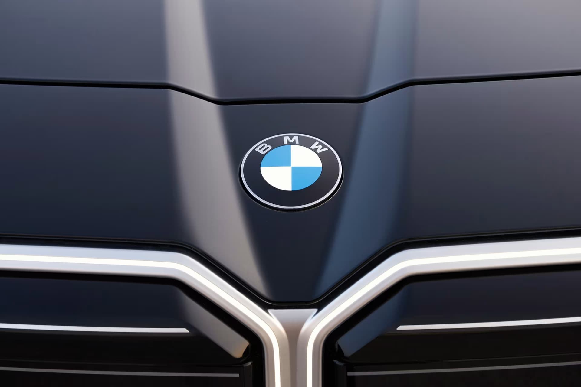 znaczek_bmw_maska_nowe_bmw_serii_7_g70