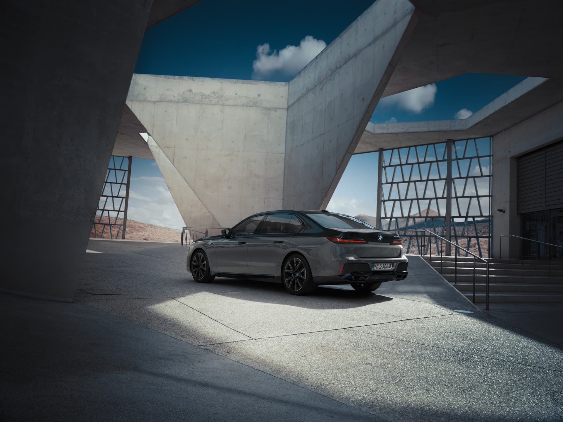 auto_bmw_nowe-samochody_bmw-750e-760e-plug-in-hybrid_3da3d2f6 Sylwetka BMW serii 7 PHEV (G70) z tyłu