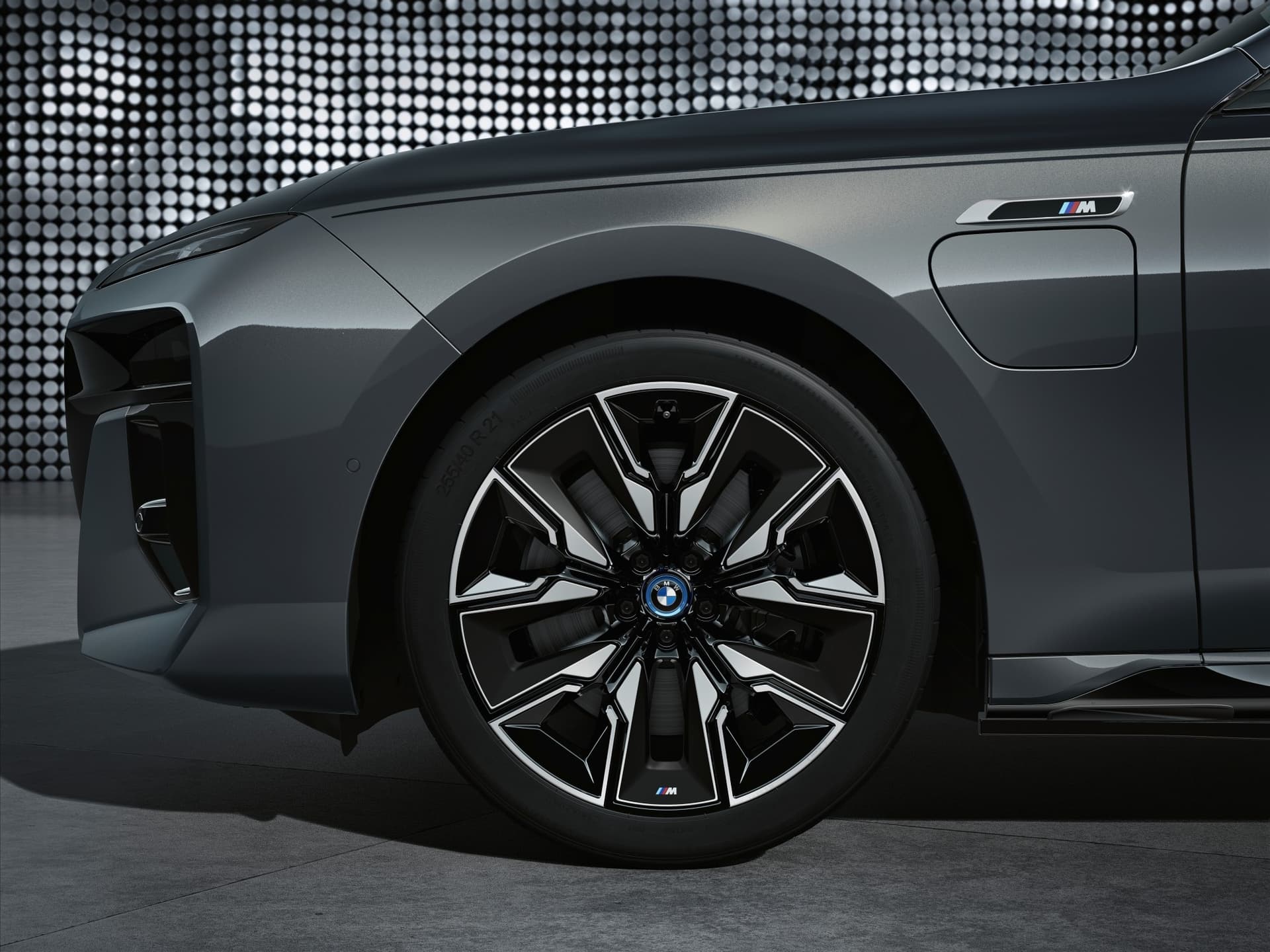 auto_bmw_nowe-samochody_bmw-750e-760e-plug-in-hybrid_6cb0306c Klapka złącza ładowania. Lewy przedni błotnik.
