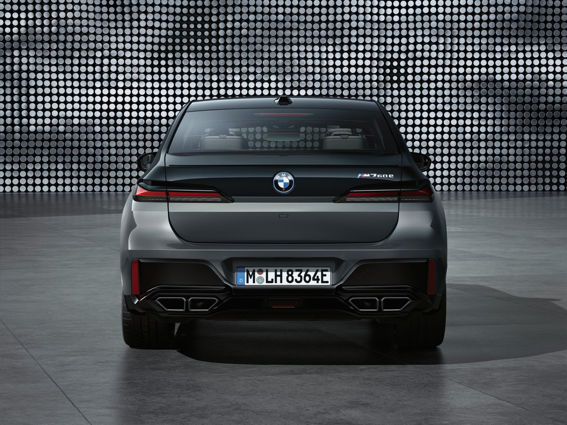 auto_bmw_nowe-samochody_bmw-750e-760e-plug-in-hybrid_81f0f256 Tył hybrydowego BMW M760e xDrive