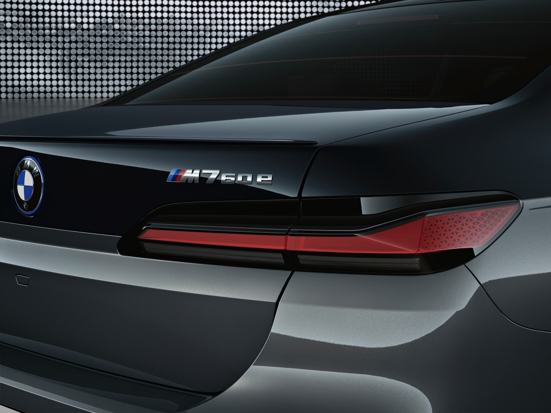 auto_bmw_nowe-samochody_bmw-750e-760e-plug-in-hybrid_de76d303 Znaczek BMW i emblemat M760e na klapie bagażnika