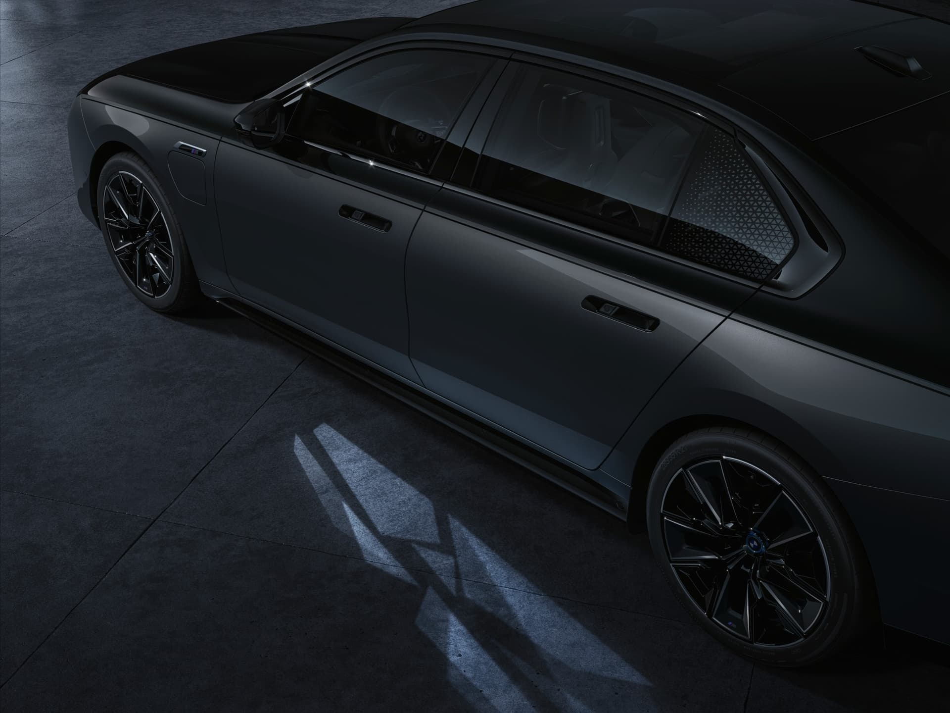 auto_bmw_nowe-samochody_bmw-750e-760e-plug-in-hybrid_fb0c3ec6 Oświetlenie podłoża przy drzwiach kierowcy i pasażera