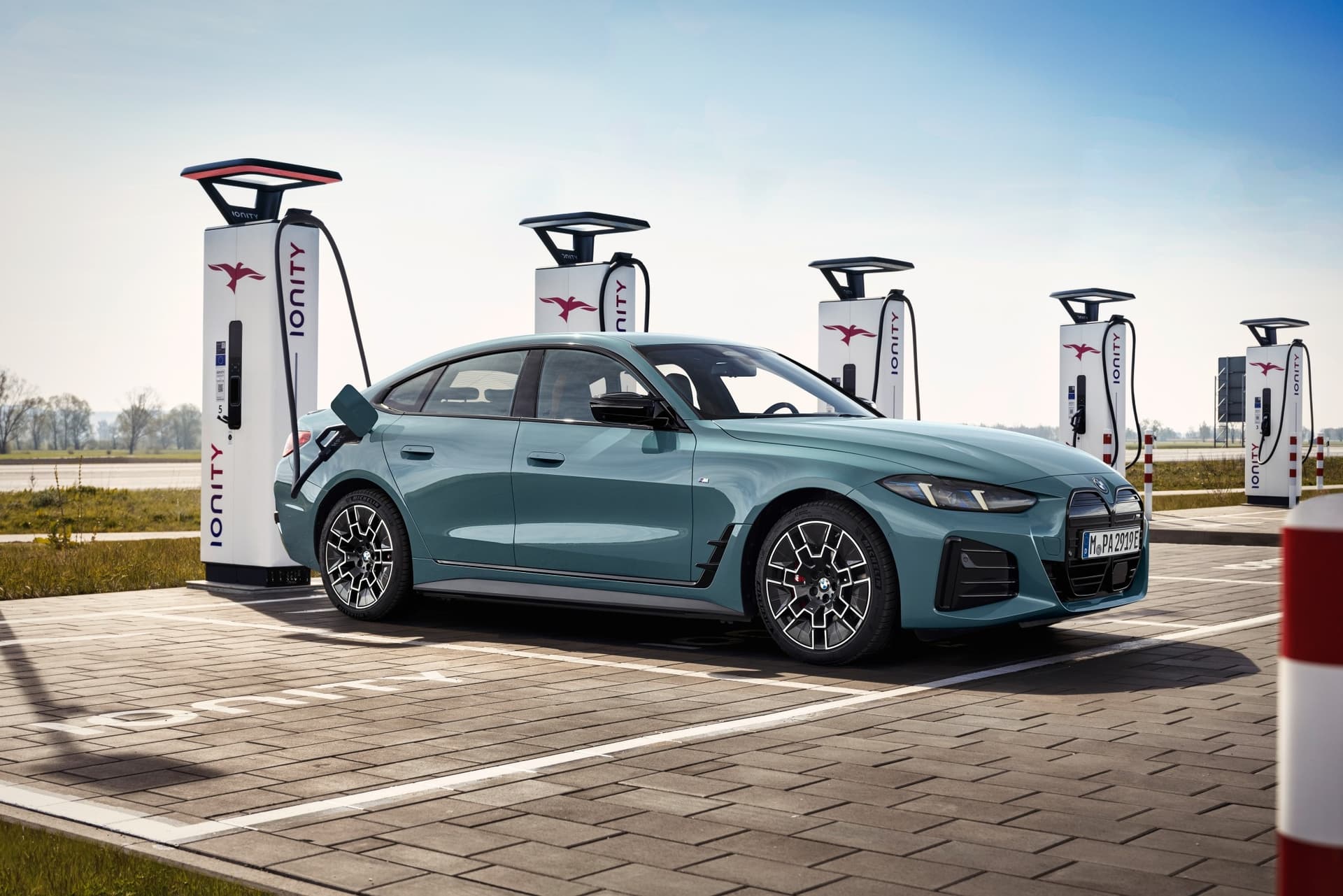 auto_bmw_nowe-samochody_bmw-i4-m60_1640cb47 Nowe BMW i4 po liftingu na publicznej stacji ładowania Ionity