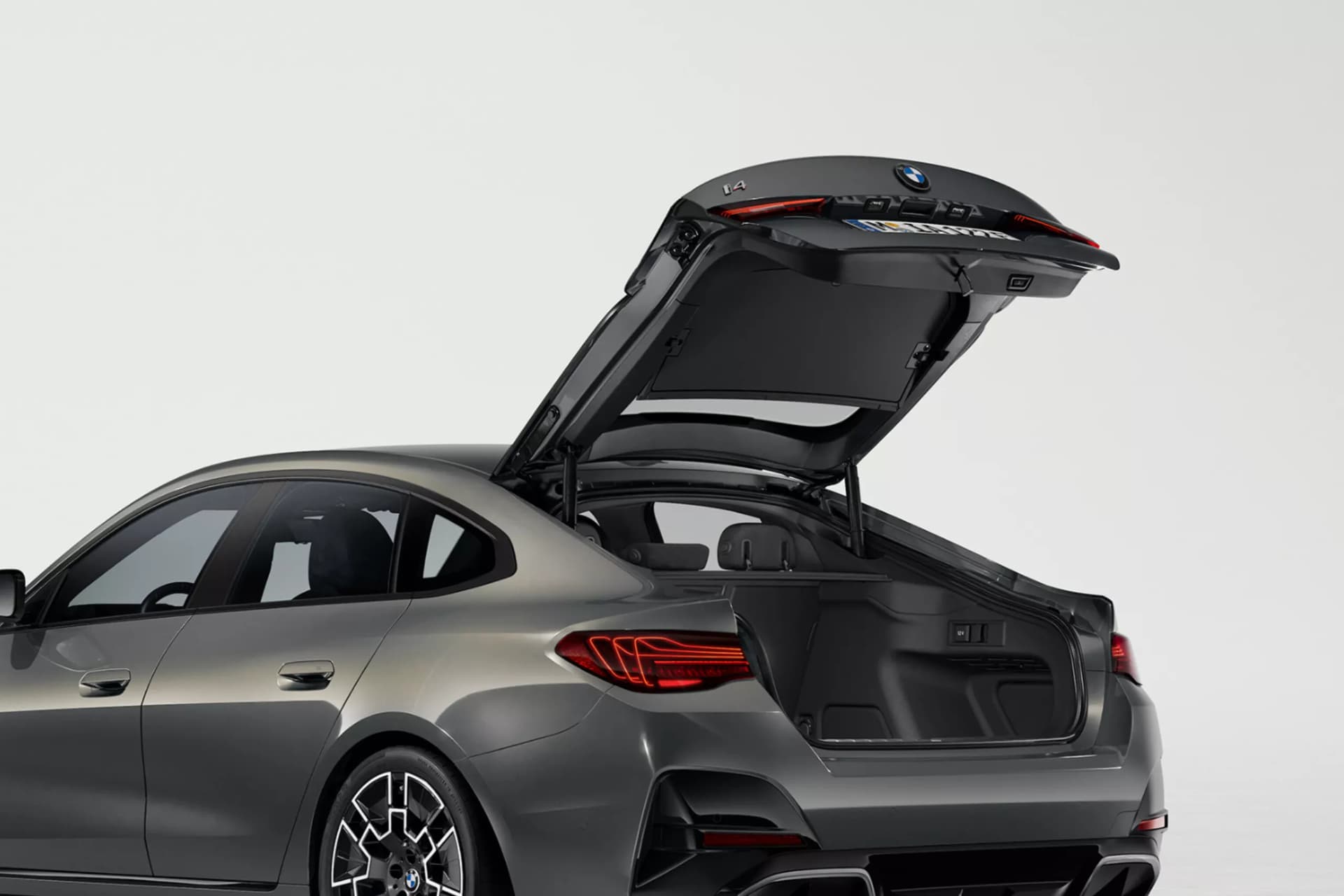 Bagażnik, podniesiona klapa bagażnika BMW G26 Gran Coupe