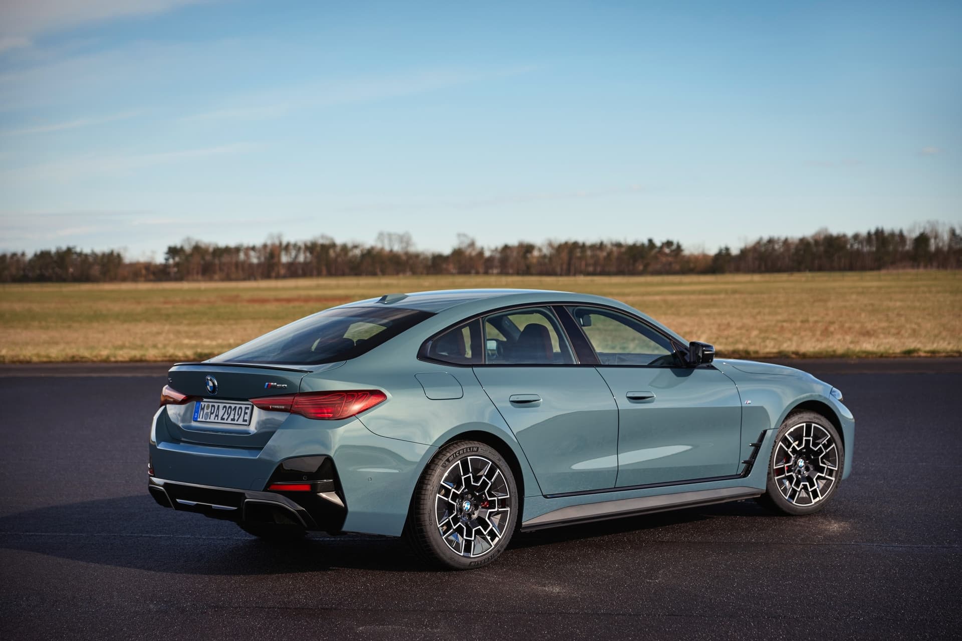 auto_bmw_nowe-samochody_bmw-i4-m60_4e27424e Tył nowego BMW i4 M60 xDrive Gran Coupé po liftingu