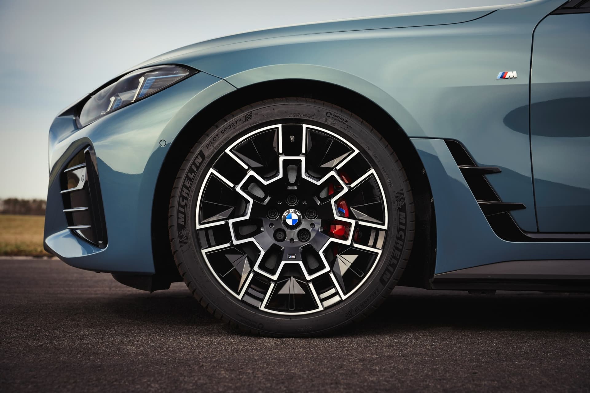 auto_bmw_nowe-samochody_bmw-i4-m60_5cd9e9e5 Nowa, poliftingowa obręcz 19" i 20". Znaczek M na lewym przednim błotniku