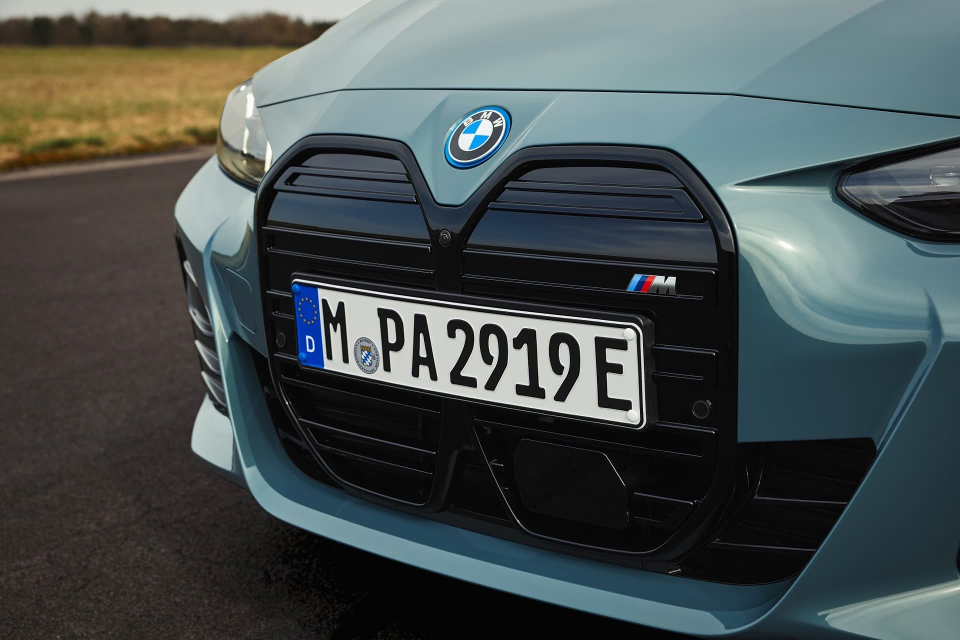 auto_bmw_nowe-samochody_bmw-i4-m60_dc5387c2 Nerki, grill BMW i4 M60 xDrive. Znaczek M Performance. Niemiecka tablica rejestracyjna