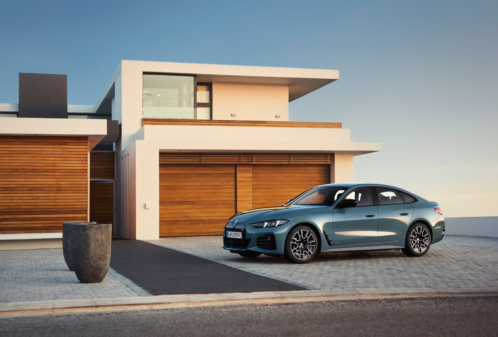 auto_bmw_nowe-samochody_bmw-i4-m60_fc4d4f31 Elektryczne BMW Gran Coupé przed nowoczesną, minimalistyczną willą nad morzem