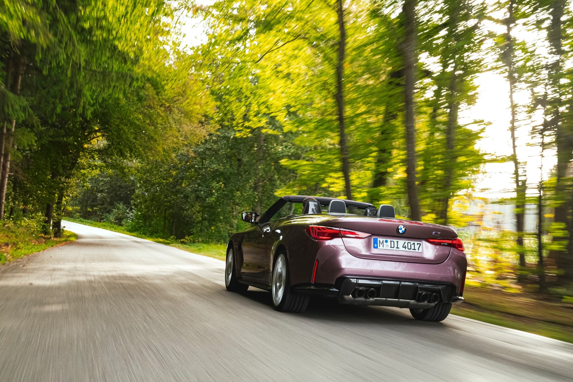 auto_bmw_nowe-samochody_bmw-m4-cabrio_387acf89 Kabriolet w kolorze z gamy BMW Individual w lesie