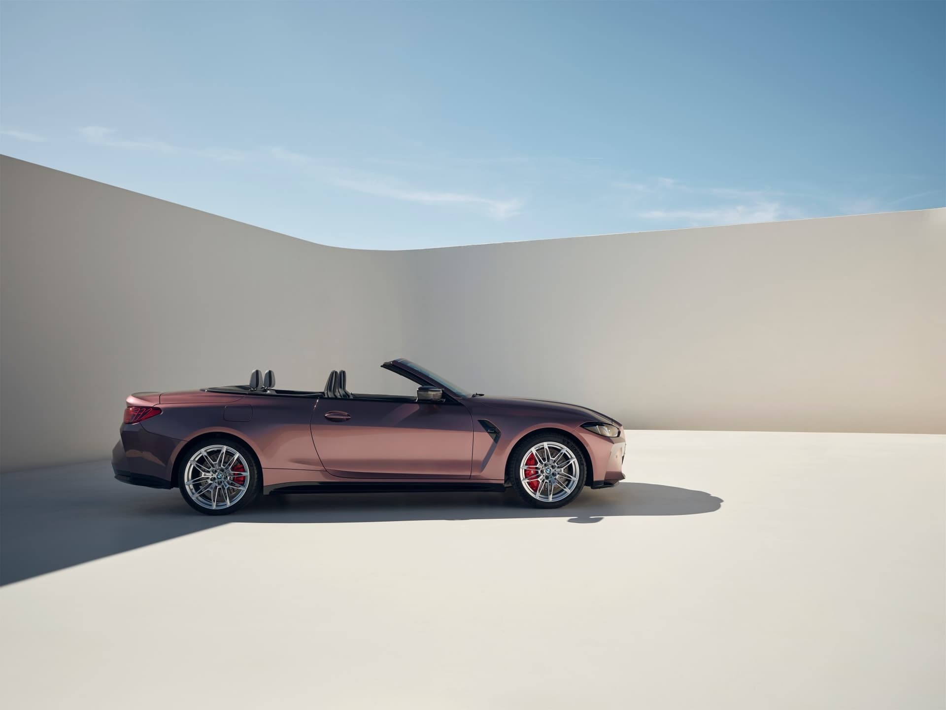 auto_bmw_nowe-samochody_bmw-m4-cabrio_785f6f90 Sylwetka sportowego kabrioletu. Prawy bok BMW M4 G83