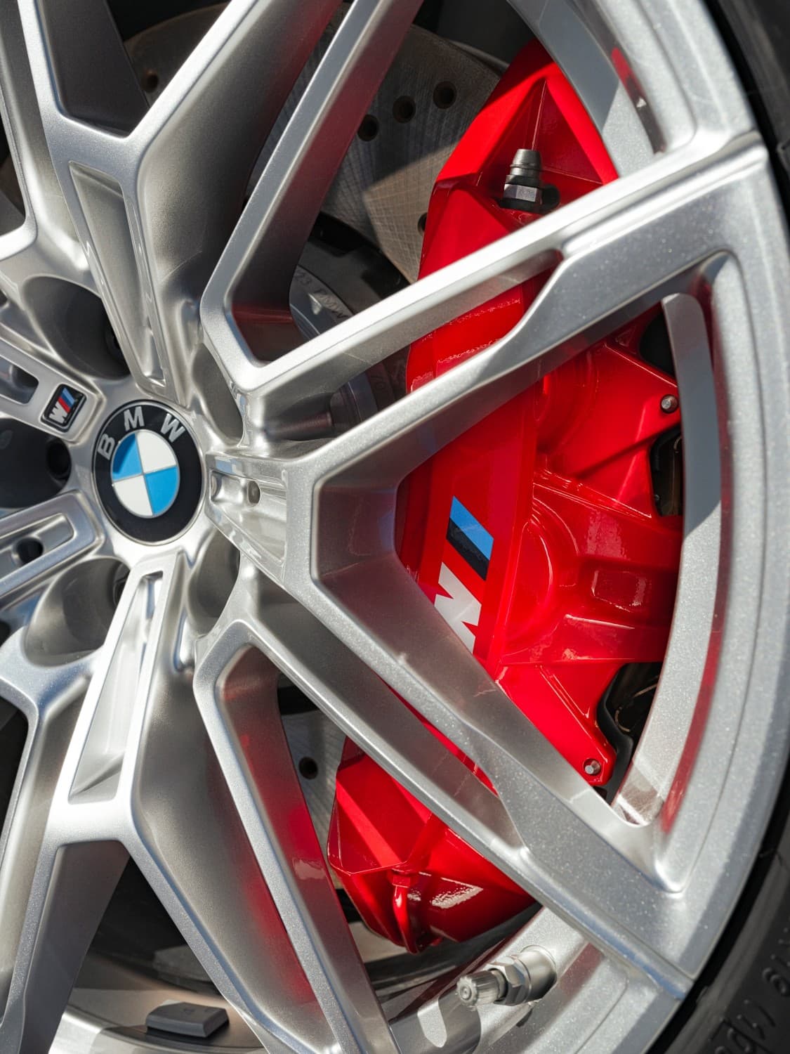 auto_bmw_nowe-samochody_bmw-m4-cabrio_7a6f144e Czerwony zacisk hamulcowy BMW M