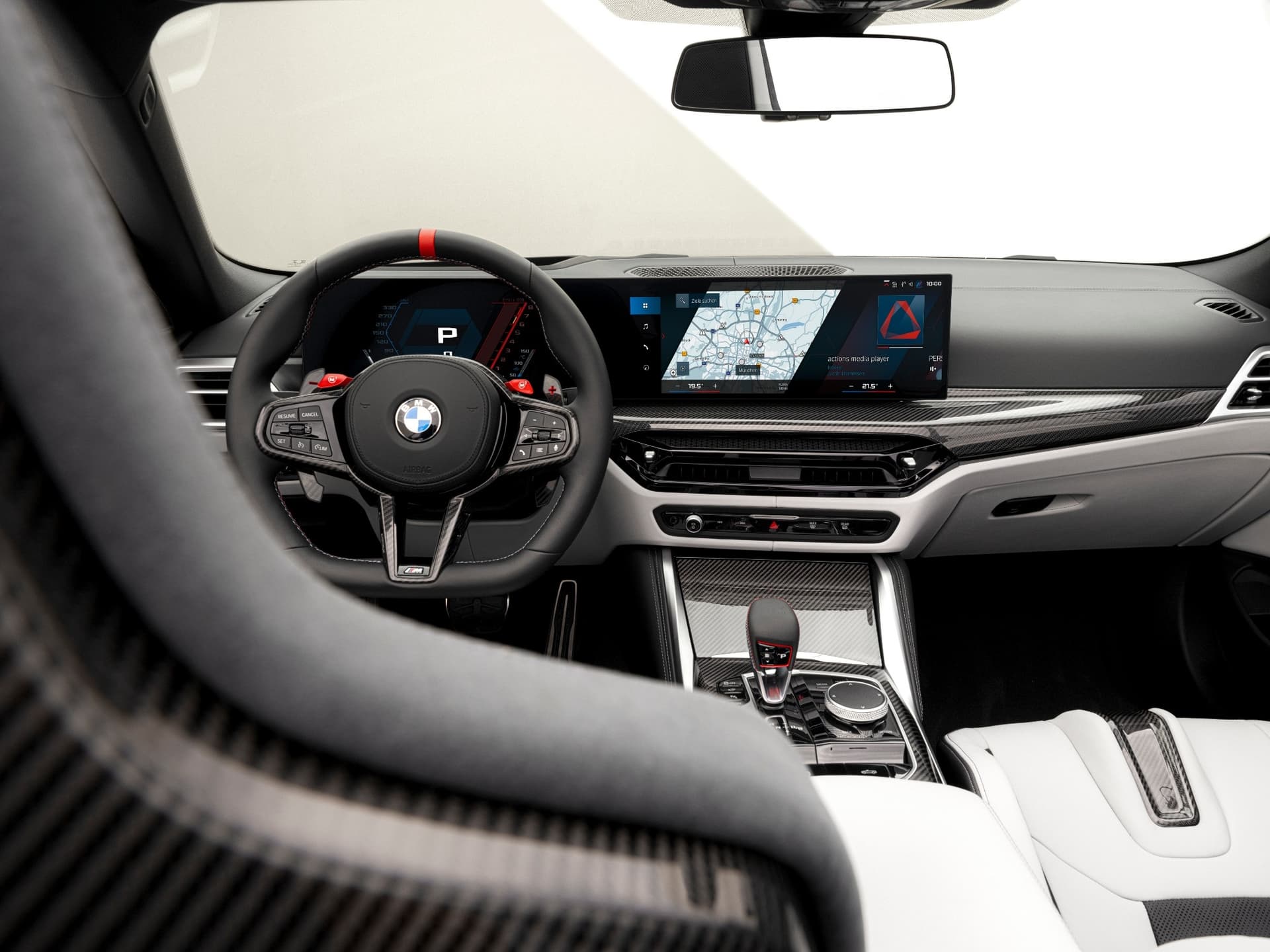 Deska rozdzielcza BMW M4 Cabrio. Karbonowa obudowa zintegrowanego fotela, zagłówek
