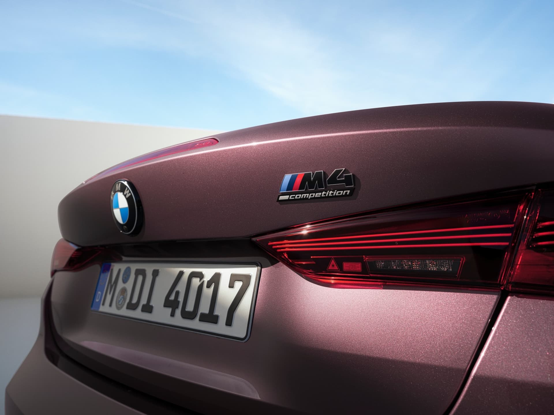 auto_bmw_nowe-samochody_bmw-m4-cabrio_b9959b5c Emblemat BMW M4 Competition na klapie bagażnika. Prawa tylna lampa