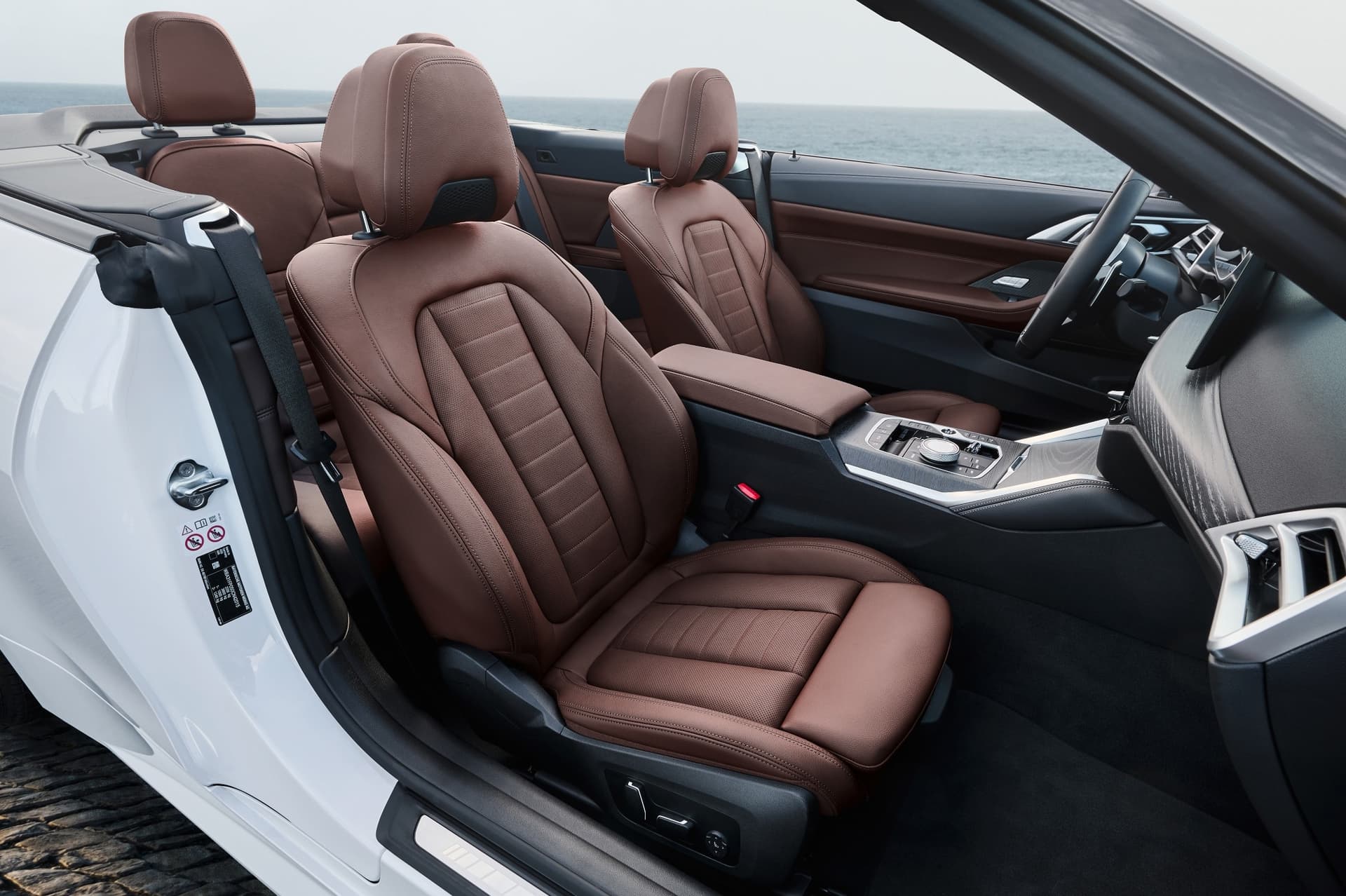 auto_bmw_nowe-samochody_bmw-serii-4-cabrio_4371fee9 Fotele kabrioletu BMW serii 4 przez drzwi pasażera