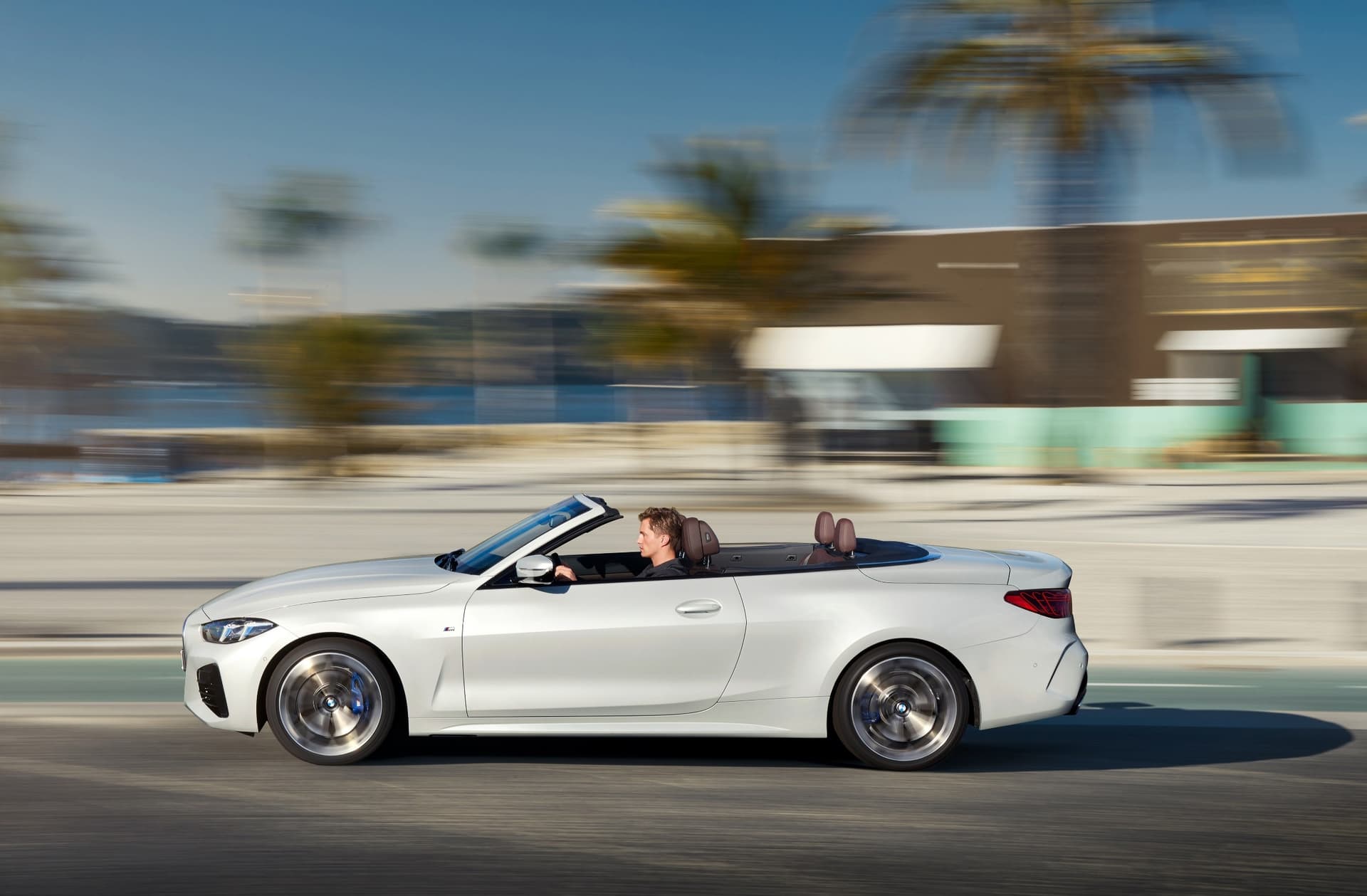 auto_bmw_nowe-samochody_bmw-serii-4-cabrio_4615e37f U.S.A. największym rynkiem Serii 4 Convertible. Zaraz potem Europa. Kabriolet z boku, w pędzie, pod palmami. Dach schowany.