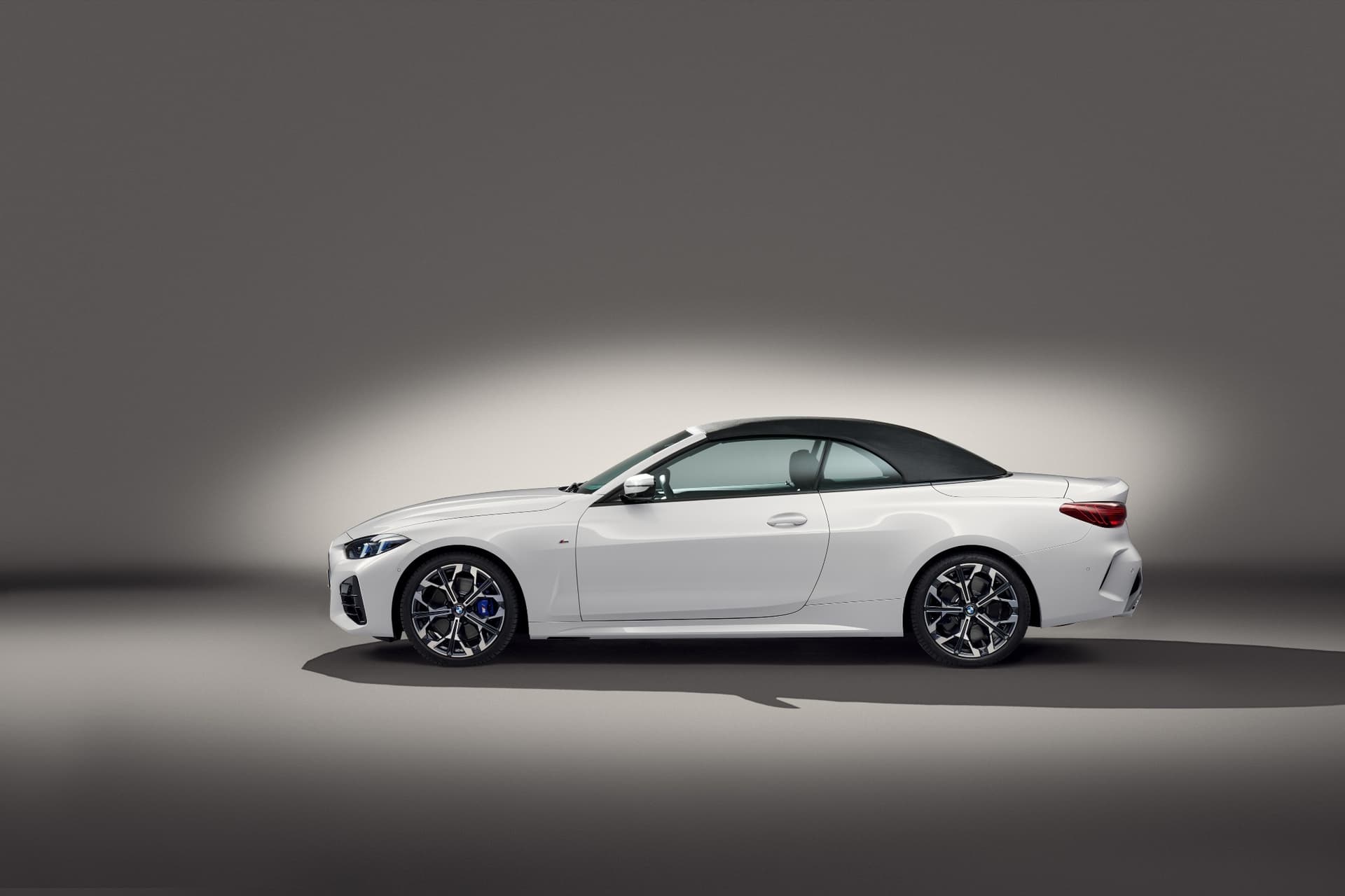 auto_bmw_nowe-samochody_bmw-serii-4-cabrio_50f2341a Duży, czteromiejscowy kabriolet, ale sportowa sylwetka. Na dachu można polegać, solidna struktura.