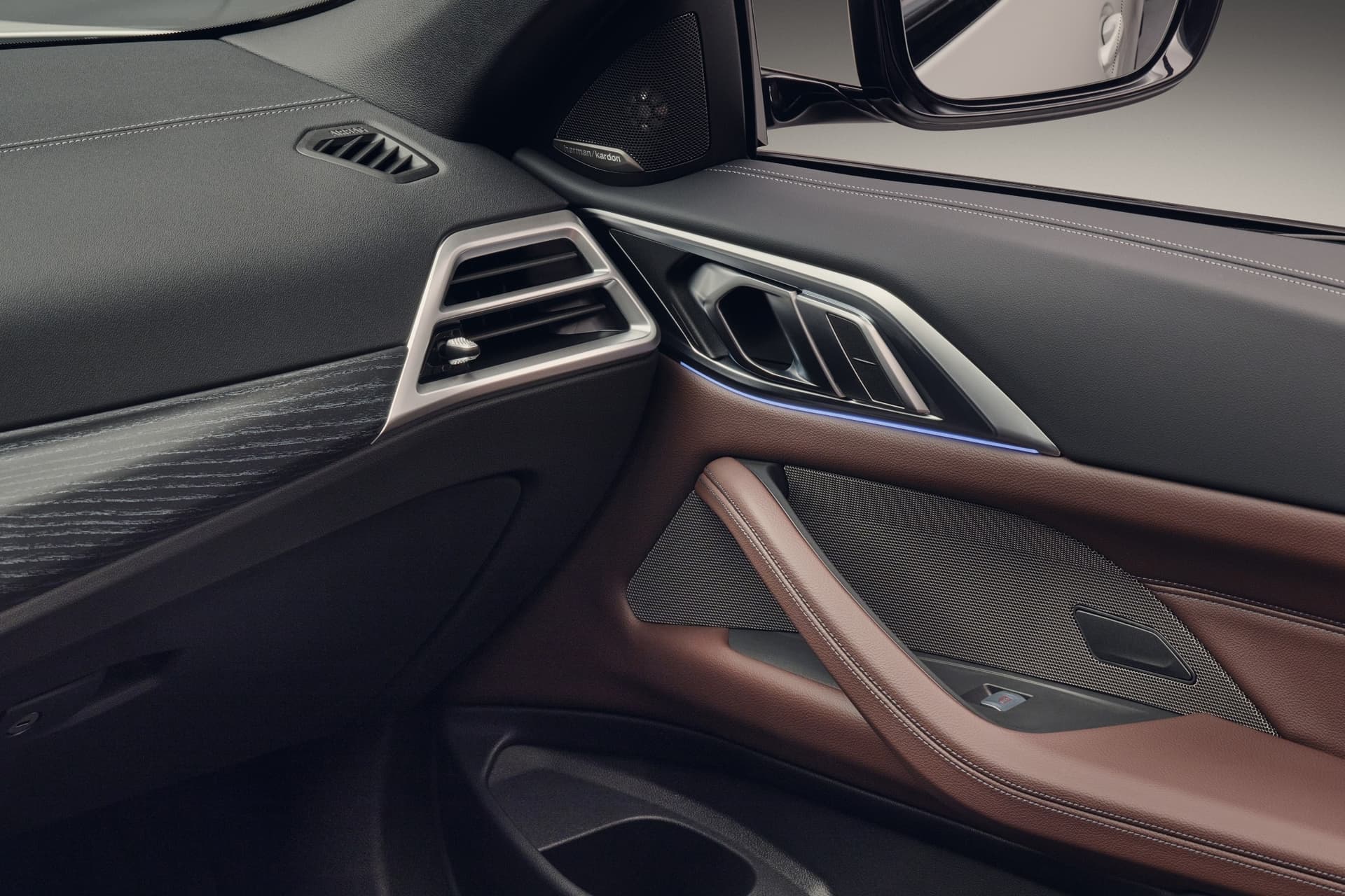 auto_bmw_nowe-samochody_bmw-serii-4-cabrio_55cfe576 Skóra - z nią wyjeżdża z salonów większość egzemplarzy Serii 4 Cabrio. Prawa dysza powietrza, klamka wewnętrzna pasażera.