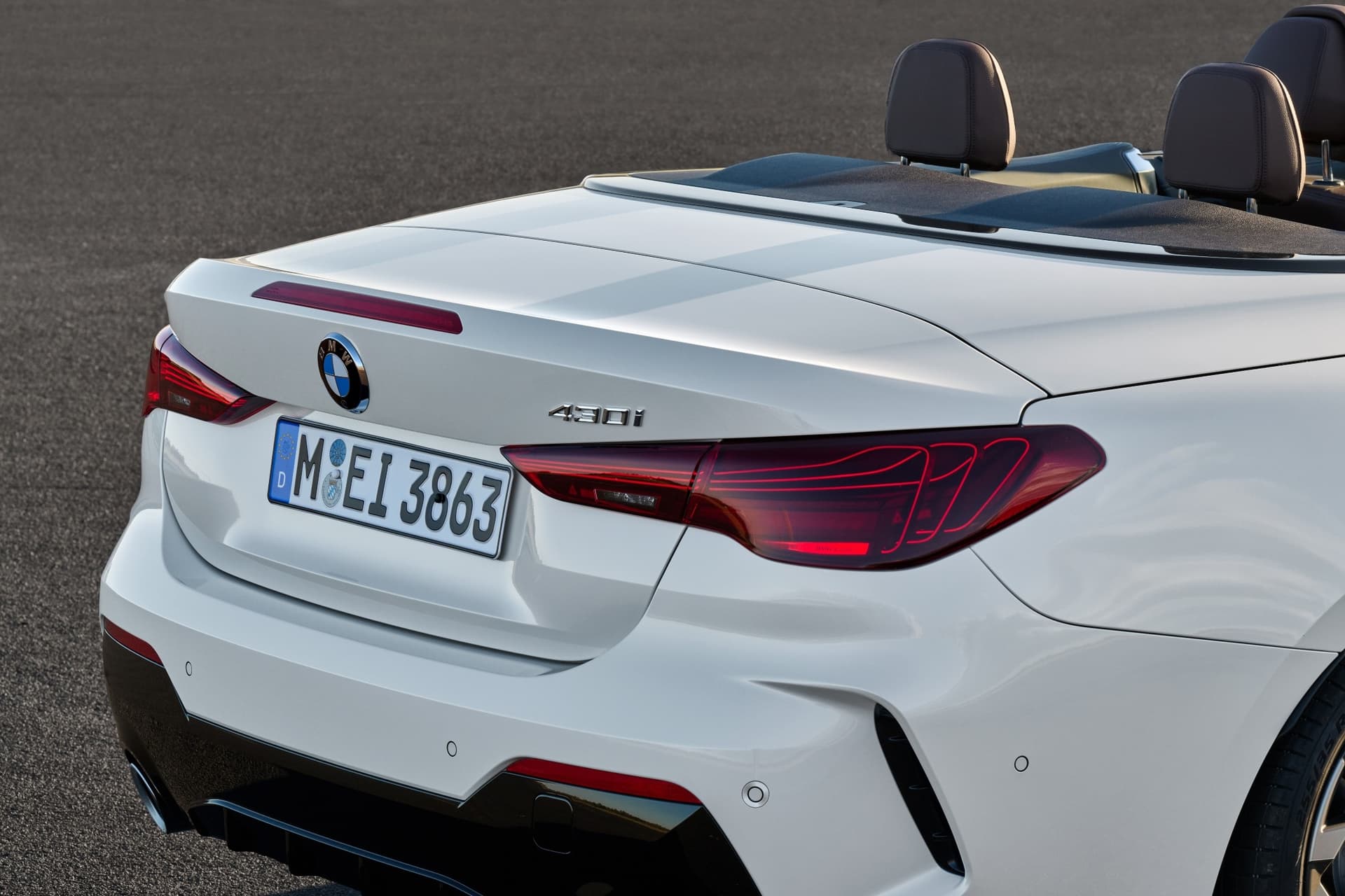 auto_bmw_nowe-samochody_bmw-serii-4-cabrio_6eef2c15 Tył BMW 430i Convertible z otwartym dachem