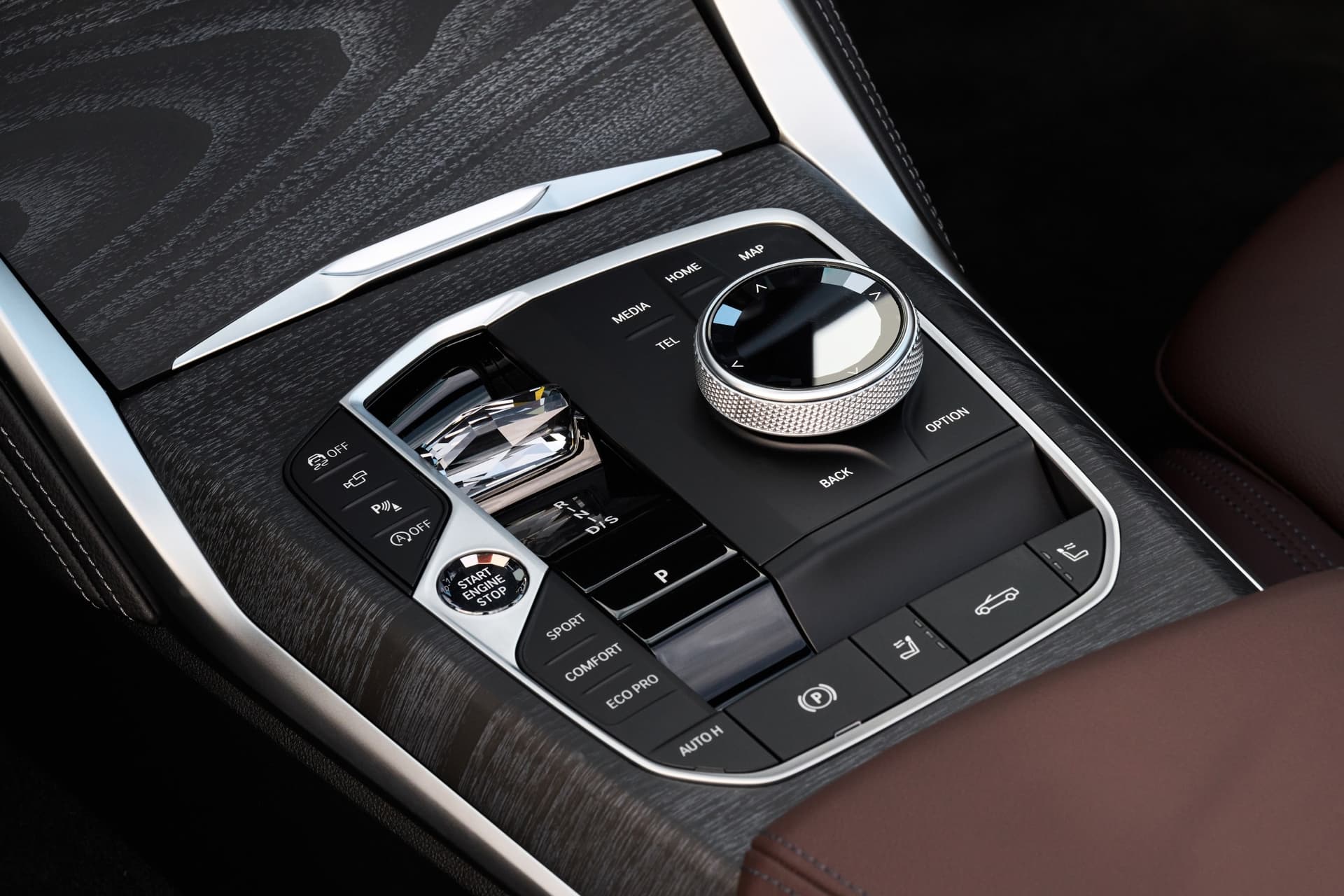 auto_bmw_nowe-samochody_bmw-serii-4-cabrio_b45594b8 Konsola środkowa, przycisk Start Stop, przełącznik automatu, brązowa skóra