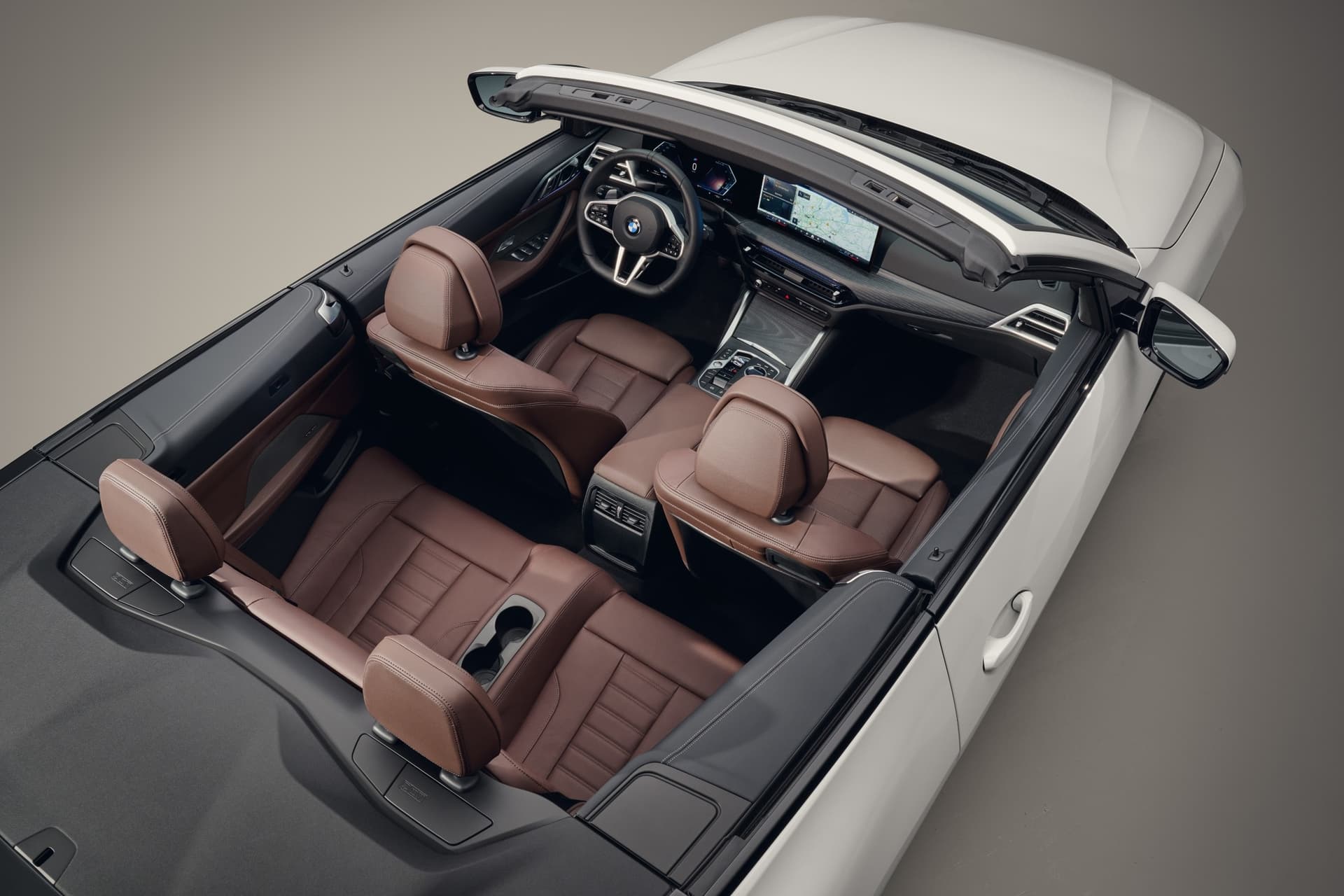 auto_bmw_nowe-samochody_bmw-serii-4-cabrio_f12db213 Cztery miejsca, podłokietniki w pierwszym i drugim rzędzie foteli