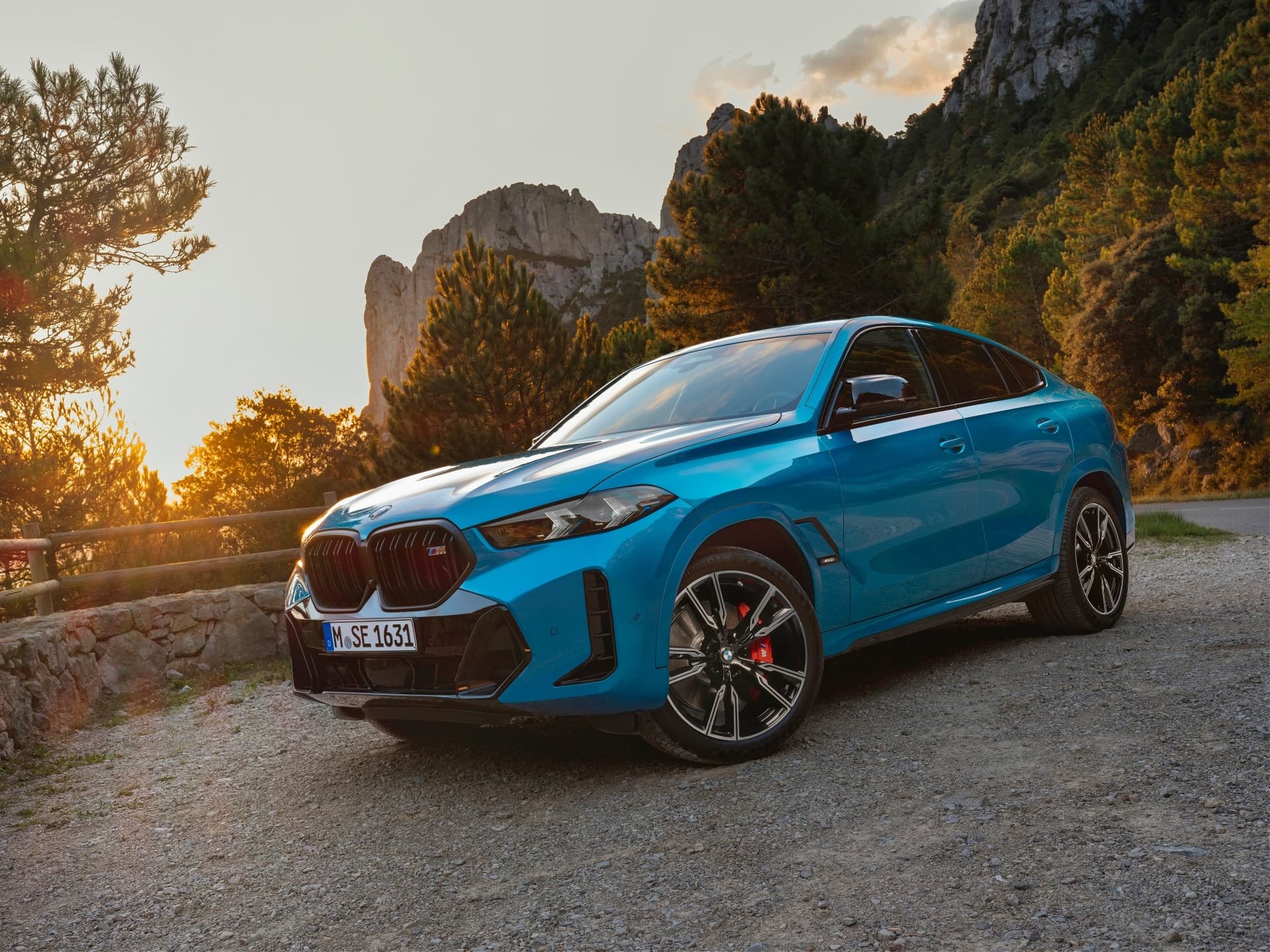 auto_bmw_nowe-samochody_bmw-x6_4eeadd0f Nowe BMW X6 M60i xDrive skałki, zachód słońca