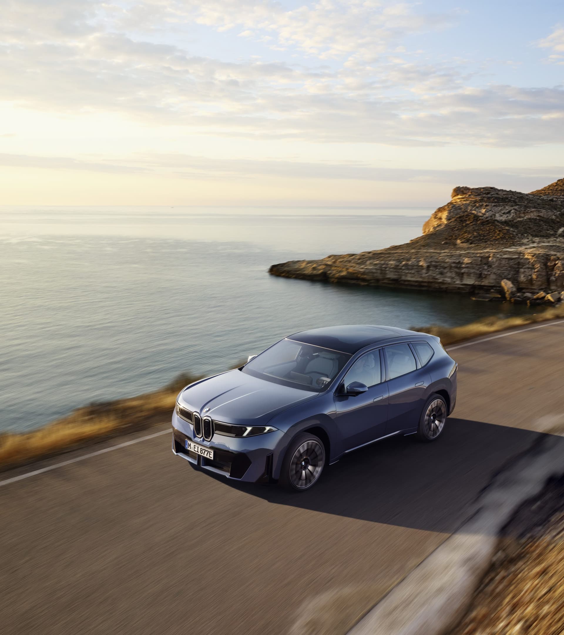 auto_bmw_nowe-samochody_ix3_366a424a Nowe BMW iX3 nad oceanem, nad morzem, klif