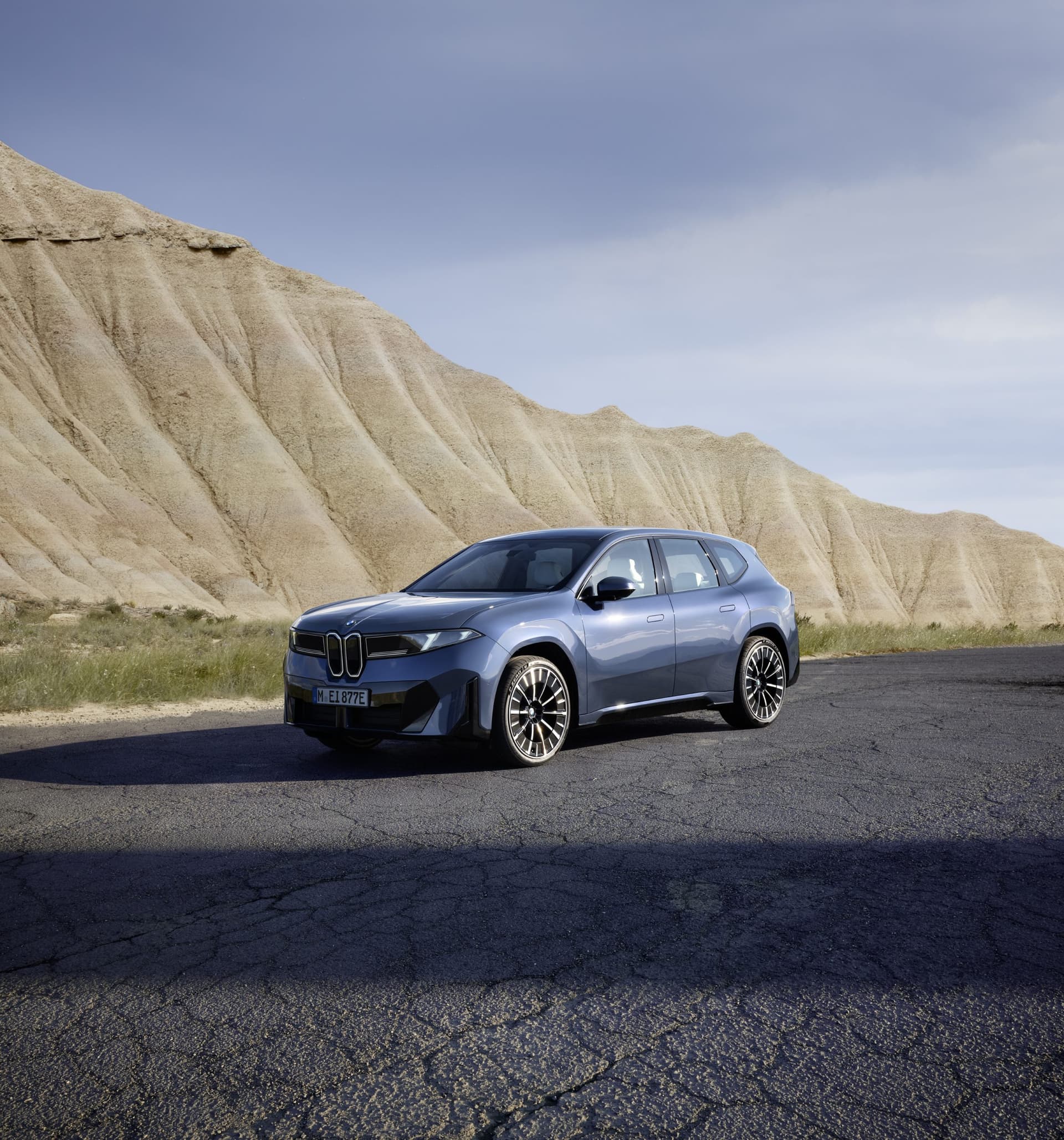 auto_bmw_nowe-samochody_ix3_78bf954e Nowy SUV ev BMW. Spękany asfalt, erozja skał, formy geologiczne