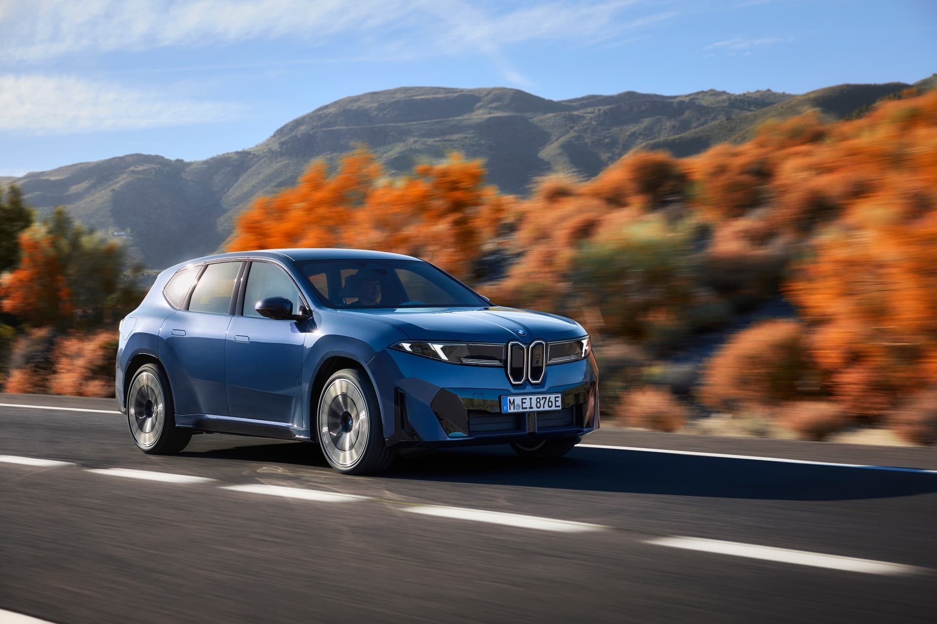 Nowy SUV BMW iX3 z napędem elektrycznym (NA5). Jazda szosowa jesienią