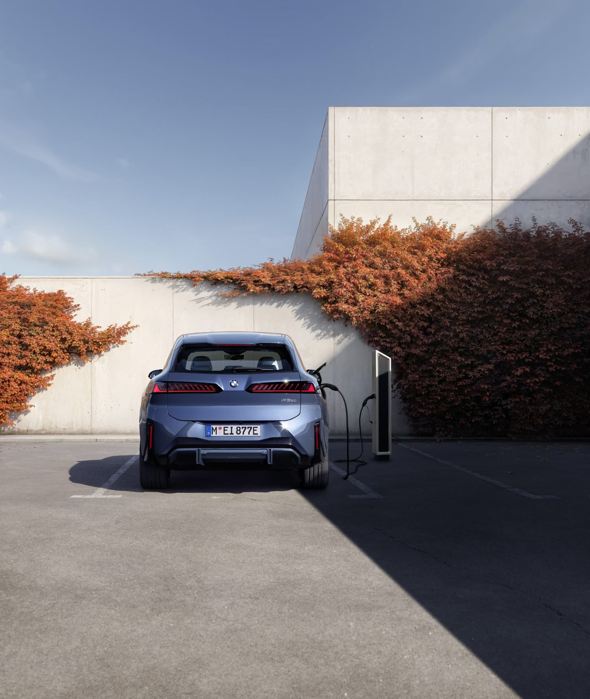 auto_bmw_nowe-samochody_ix3_c75993bc Ładowanie baterii BMW iX3. Ładowarka - słupek