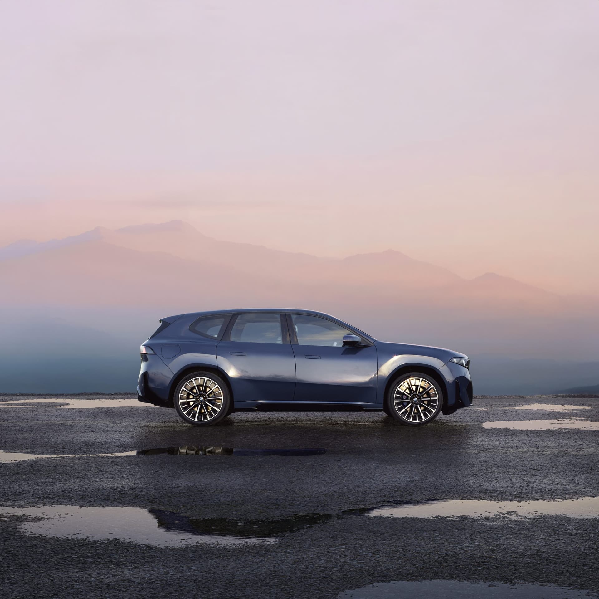 auto_bmw_nowe-samochody_ix3_dbd3c083 Nowe, elektryczne BMW X3 z boku. Sylwetka samochodu