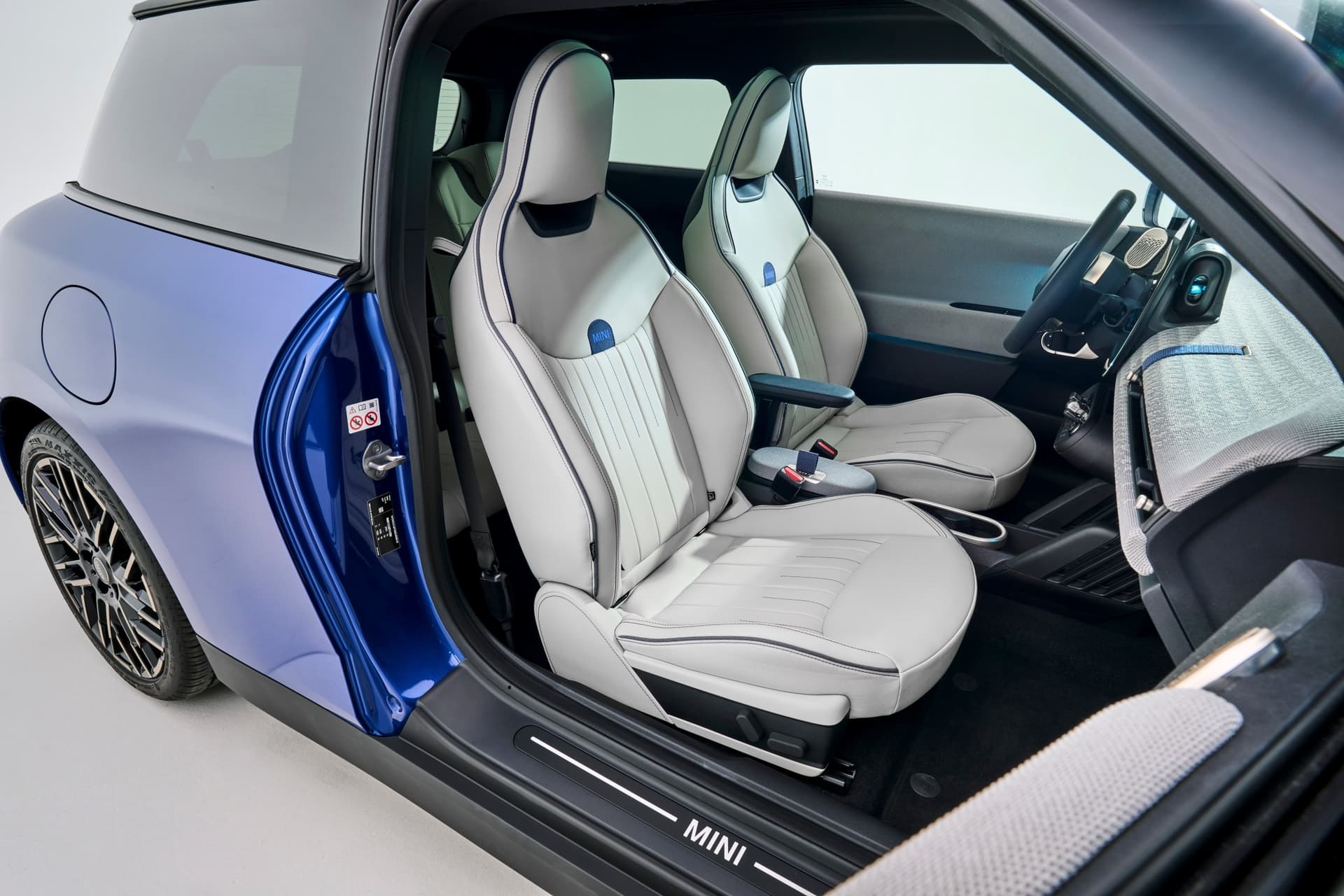 auto_mini_nowe-samochody_electric_729ec438 Fotele przednie, jasna tapicerka, nowe MINI Cooper