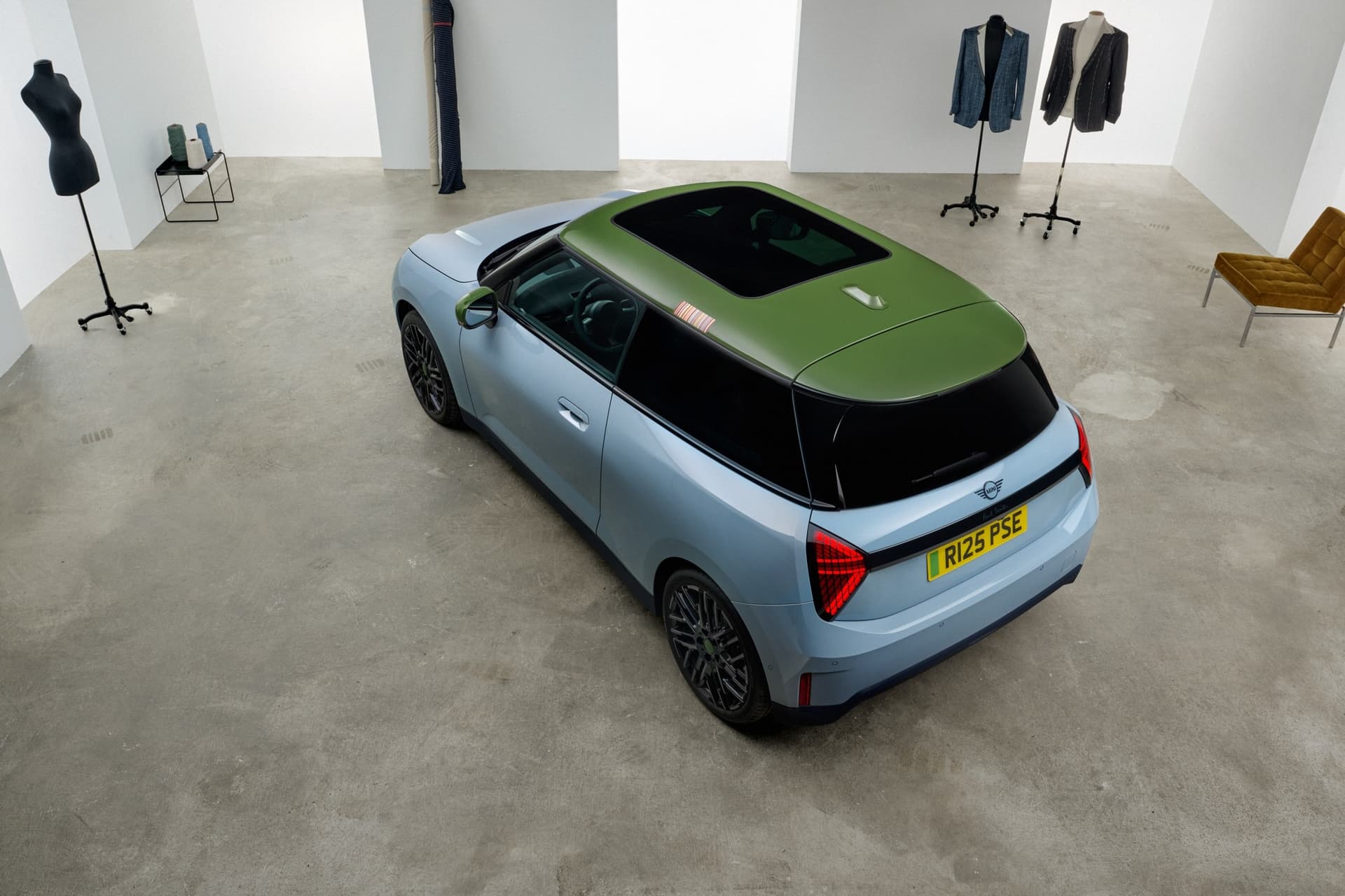 auto_mini_nowe-samochody_paul-smith_d9ab7678 Zielony dach MINI Cooper 3d Paul Smith Edition w pracowni krawieckiej