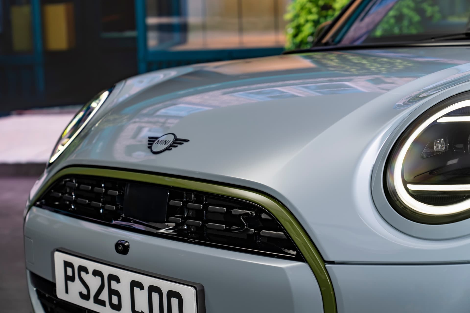 auto_mini_nowe-samochody_paul-smith_e454e1f9 Przód, reflektory, grill, znaczek MINI 5-drzwiowego Coopera Paul Smith Edition