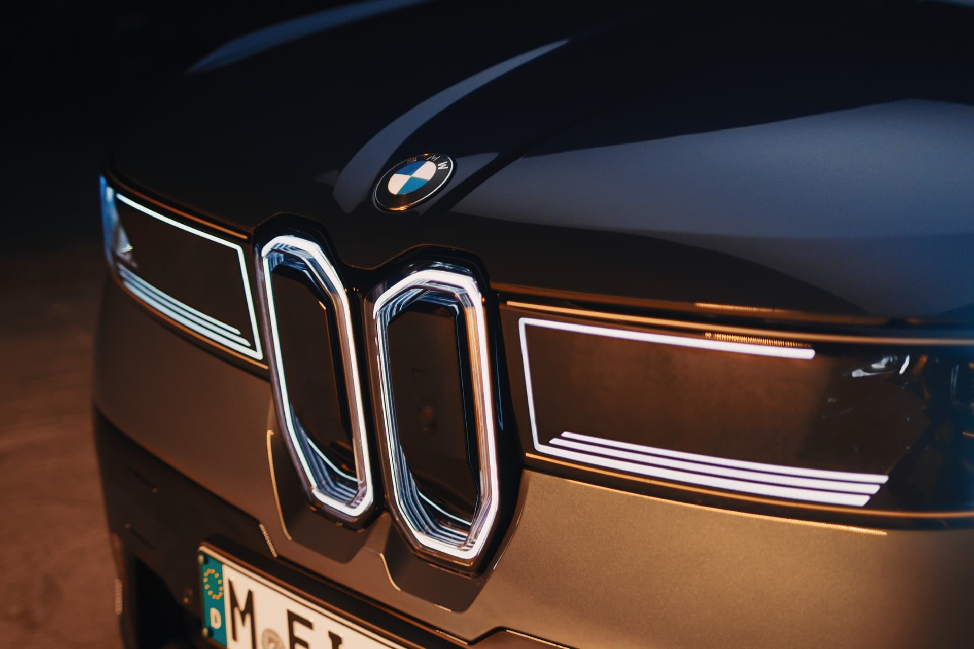 auto_bmw_nowe-samochody_ix3_13b24705 Nerki, przód z podświetleniem. BMW Iconic Glow. Znaczek BMW na masce