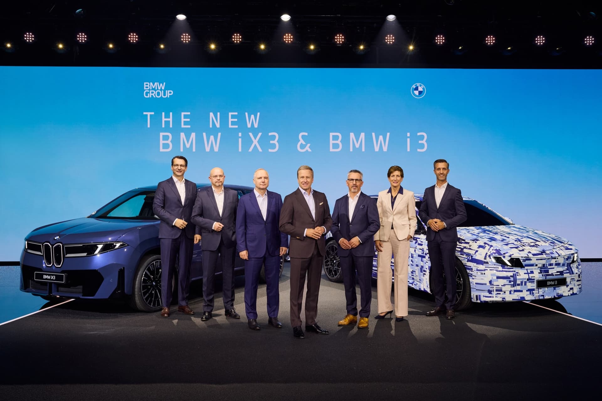 auto_bmw_nowe-samochody_ix3_6e8388b4 Światowa premiera nowego BMW iX3 we wrześniu 2025. Zespół zarządzający BMW AG. Po prawej nowe BMW i3