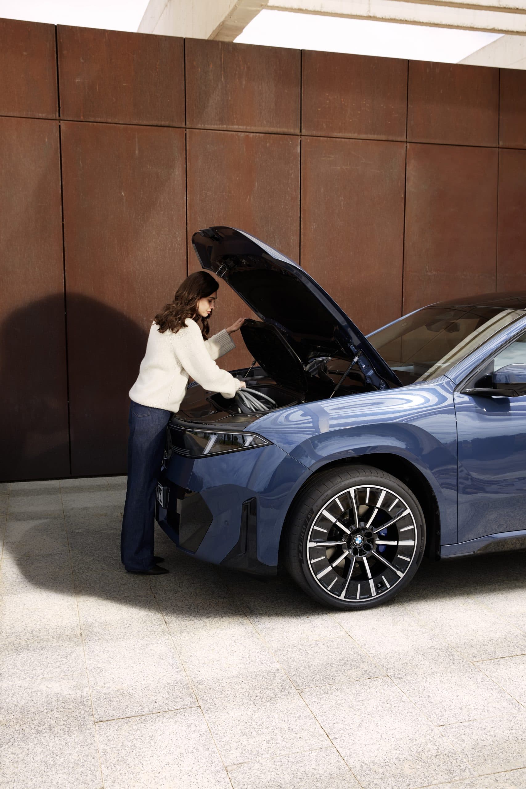auto_bmw_nowe-samochody_ix3_b443f760 Schowek, bagażnik pod maską mieści kabel ładowania