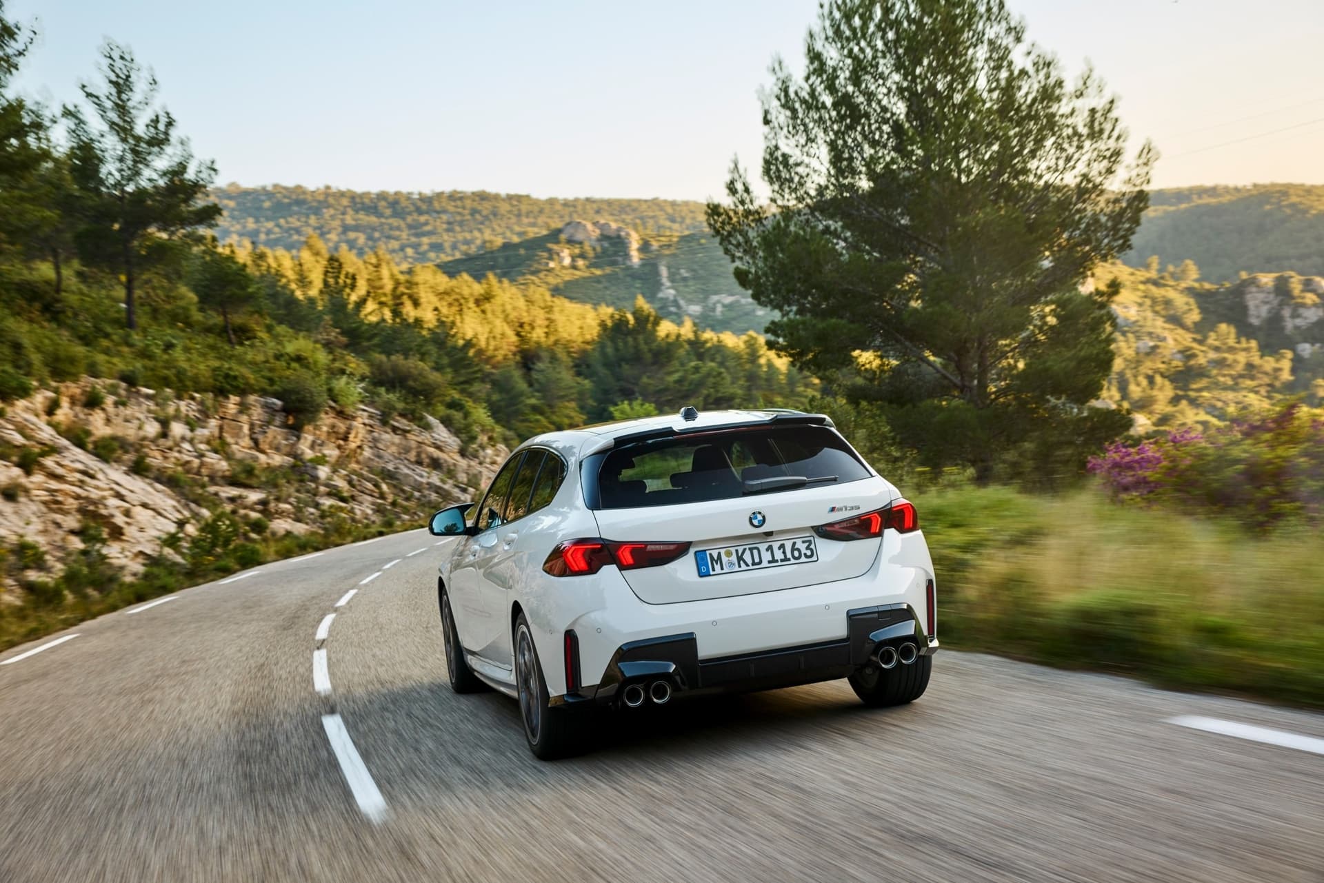 Nowe BMW M135 xDrive tył