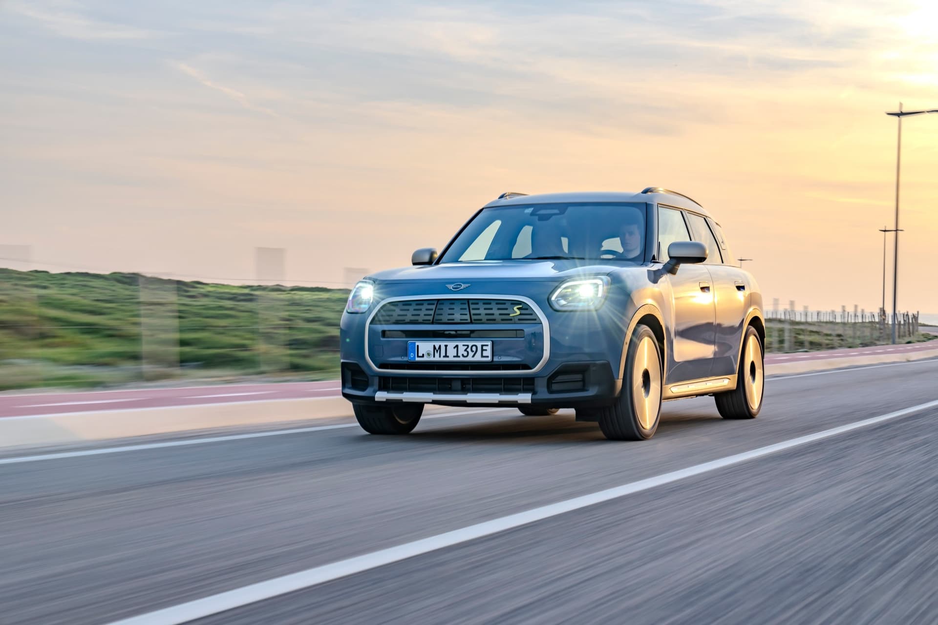 MINI COuntryman SE jazda podmiejska o zachodzie słońca