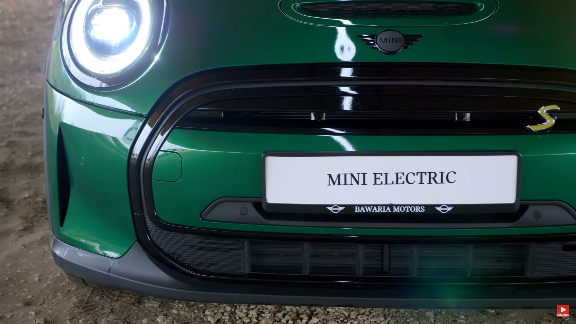 Zielony MINI Electric. Zderzak przedni, prawy reflektor