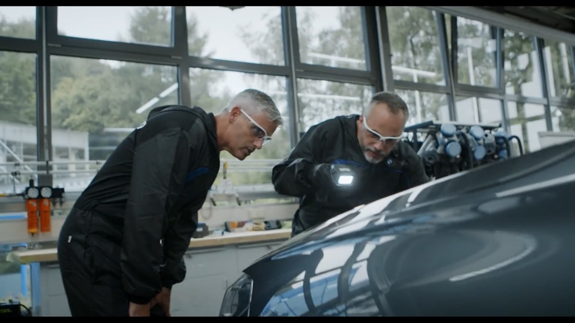 Video BMW ColorSystem, drobiazgowa analiza powłoki lakierniczej